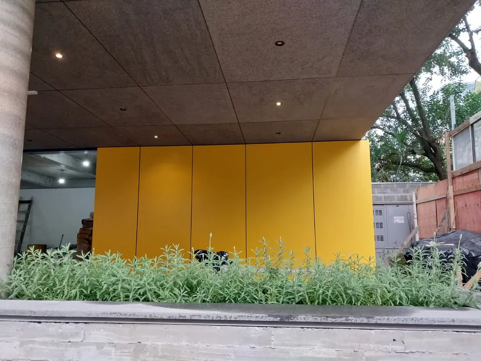 Pórtico de acesso em ACM — Edifício Corporativo