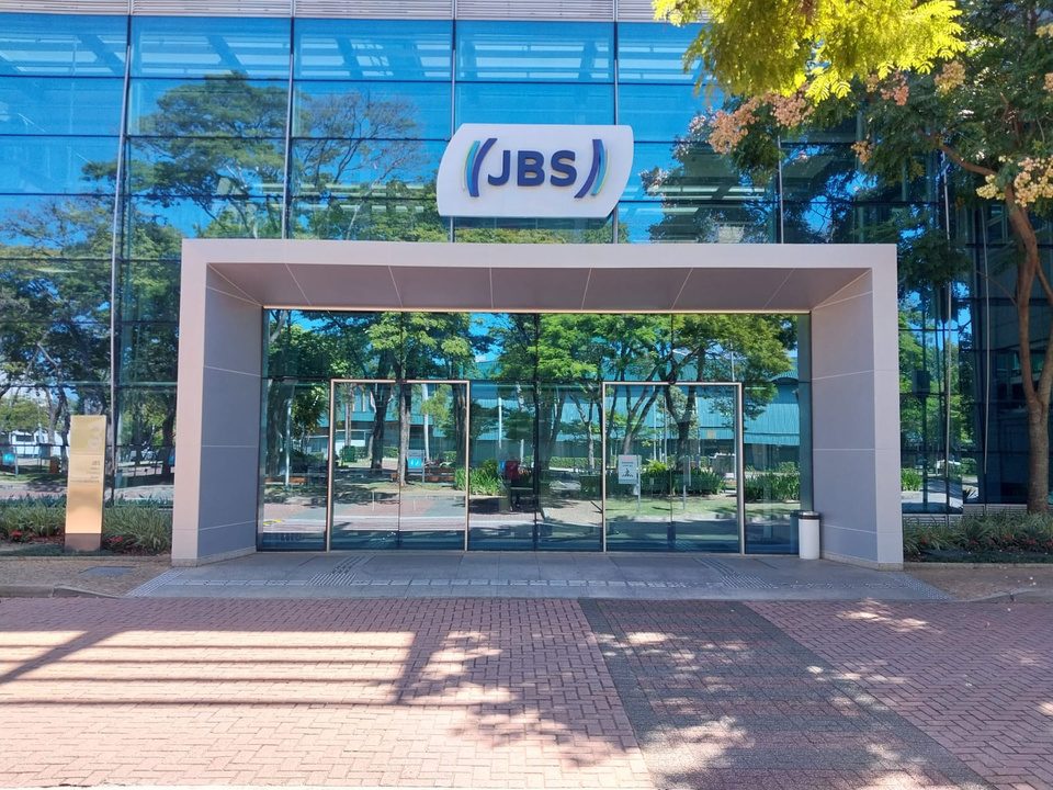 Fachada em ACM executada para o Grupo JBS