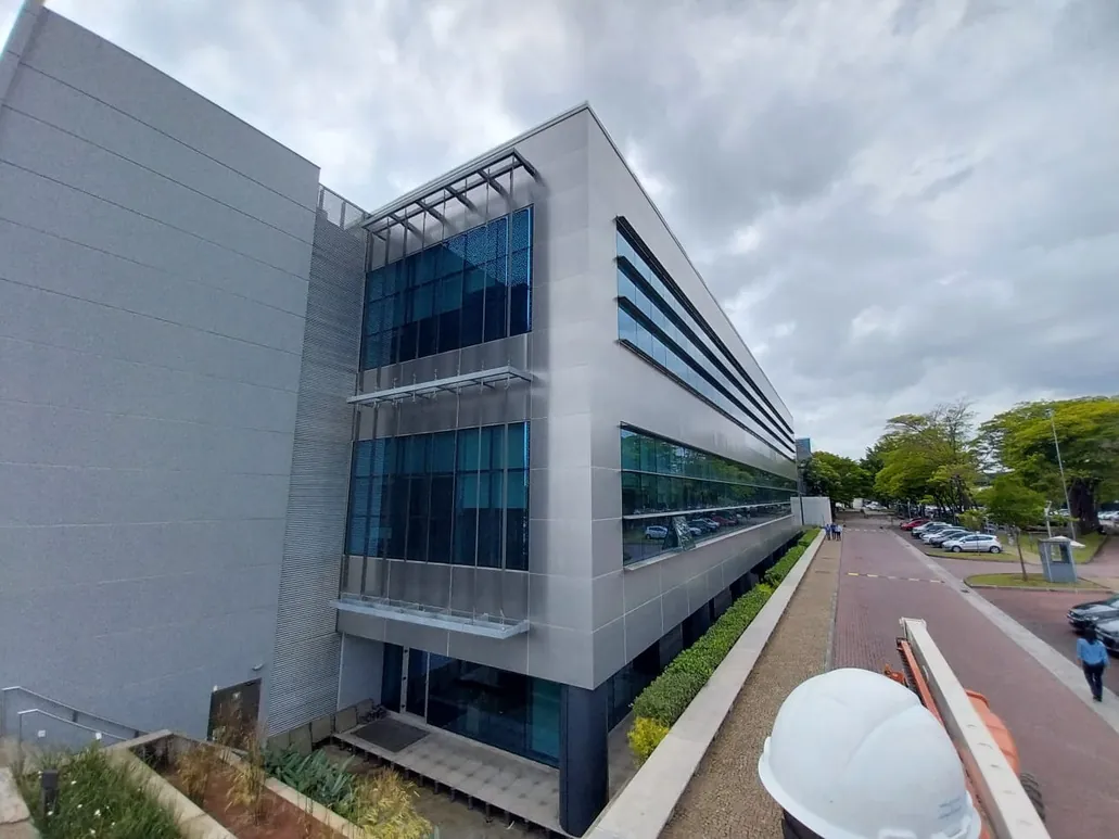 Fachada corporativa em ACM — Grupo JBS