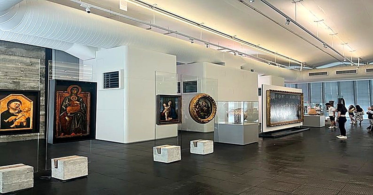 Revestimento em ACM nos shafts da área de exposição do MASP