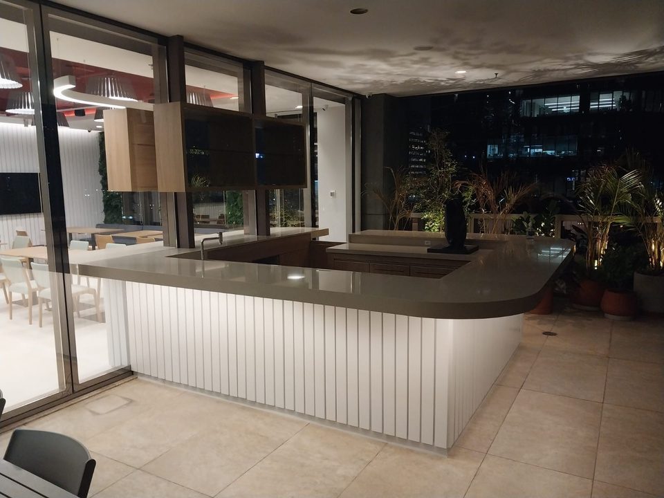 Revestimento interno em ACM ripado executado para a Timbro Tranding