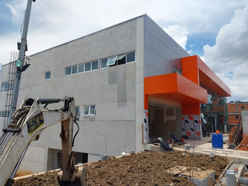 Fachada em ACM da UBS Jardim Graziela, em Barueri