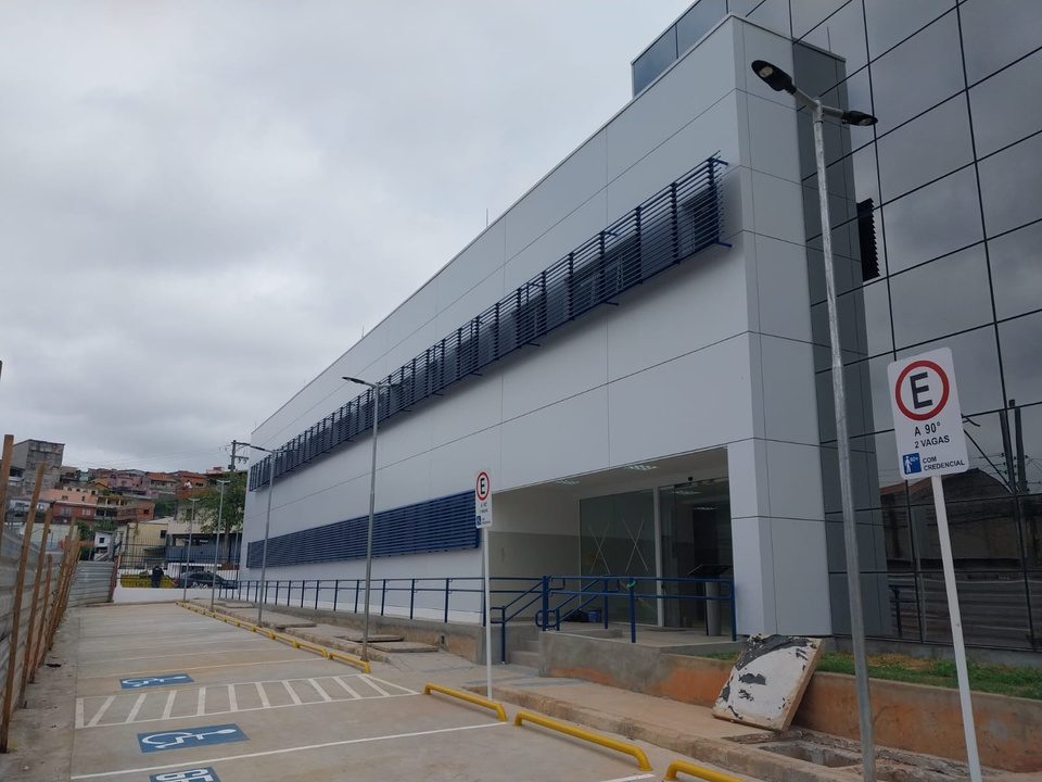 Fachada em ACM da UPA Cardoso, em Itapevi